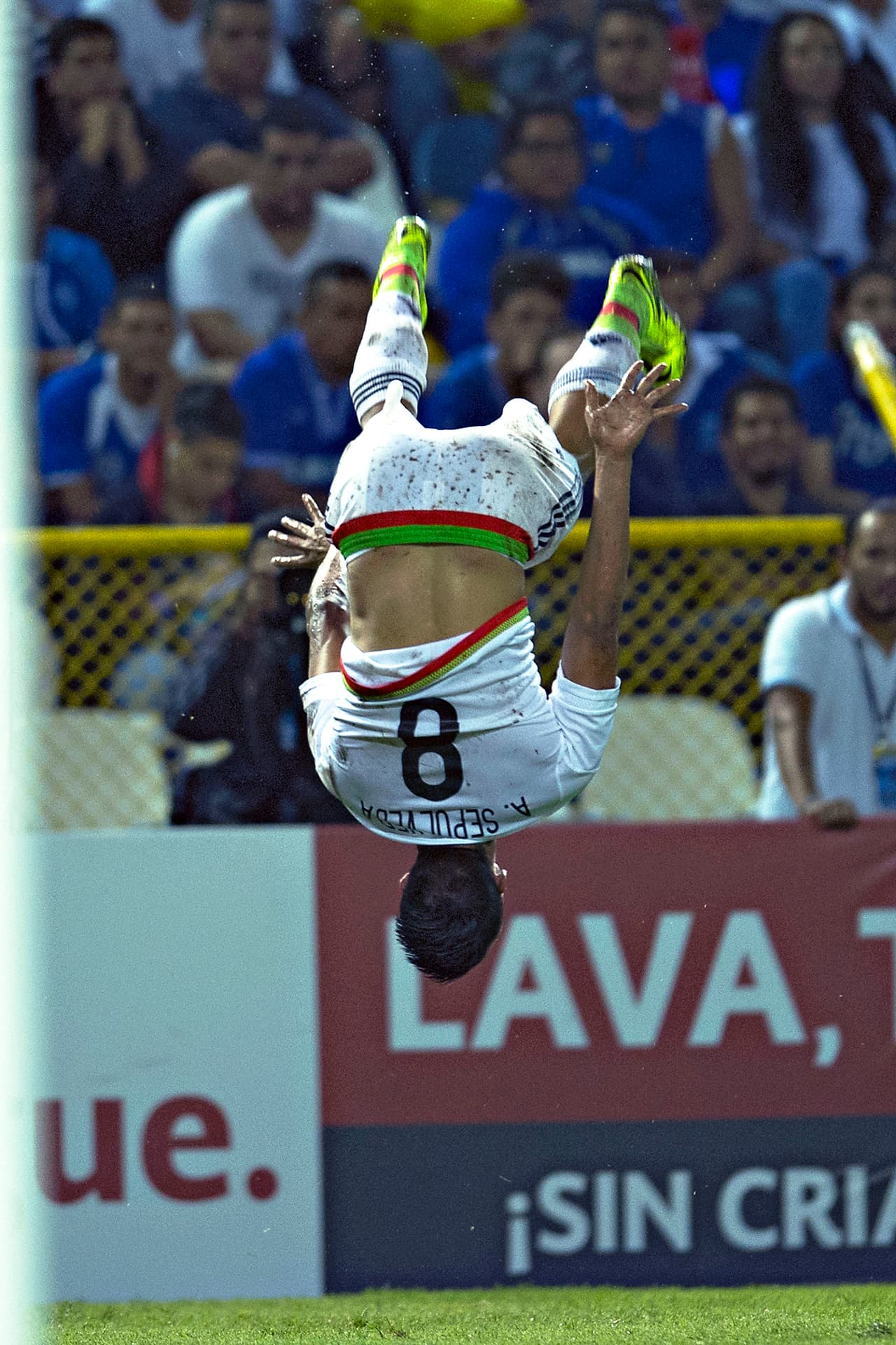 Su festejo evocó los goles de Hugo Sánchez. El Salvador con el paso de los minutos se fue diluyendo y ya no generó más peligro en el arco de Guillermo Ochoa.