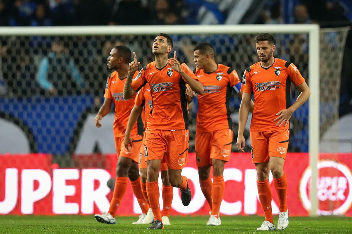 El lateral brasileño Tormena (centro, izquierda) marcó el primer gol del partido para el modesto Portimonense apenas a los nueve minutos de juego.