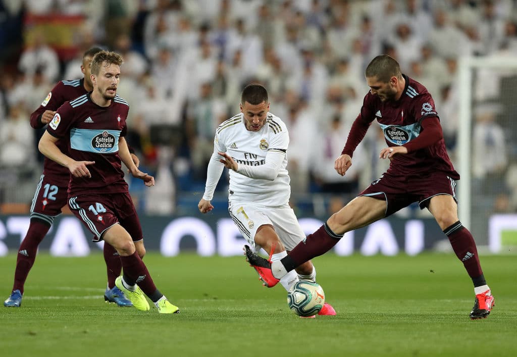 Okay Yokuslu amarga el paso de Eden Hazard que intentaba driblarlo y termina en el suelo y sin balón.