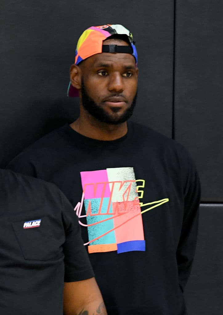 LeBron James atestiguó la conferencia de prensa desde la perte de atrás del gimnasio de las instalaciones del equipo, pero no fue a slaudar a Vogel y rechazó las solicitudes de entrevista. Estaba haciendo tiros en otra cancha cercana mientras Vogel estaba haciendo entrevistas uno a uno con los reporteros de televisión.