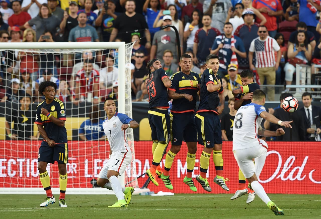 Estados Unidos tuvo pocas oportunidades de marcar, como este tiro libre que fallo Clint Dempsey.