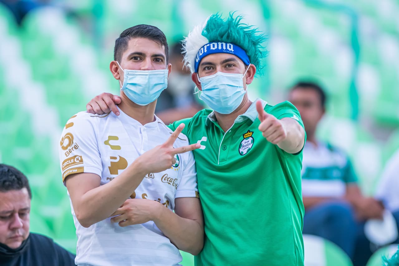 Con las respectivas medidas de salubridad, los aficionados toman lugar para disfrutar de los primeros 90 minutos de la final del futbol mexicano.