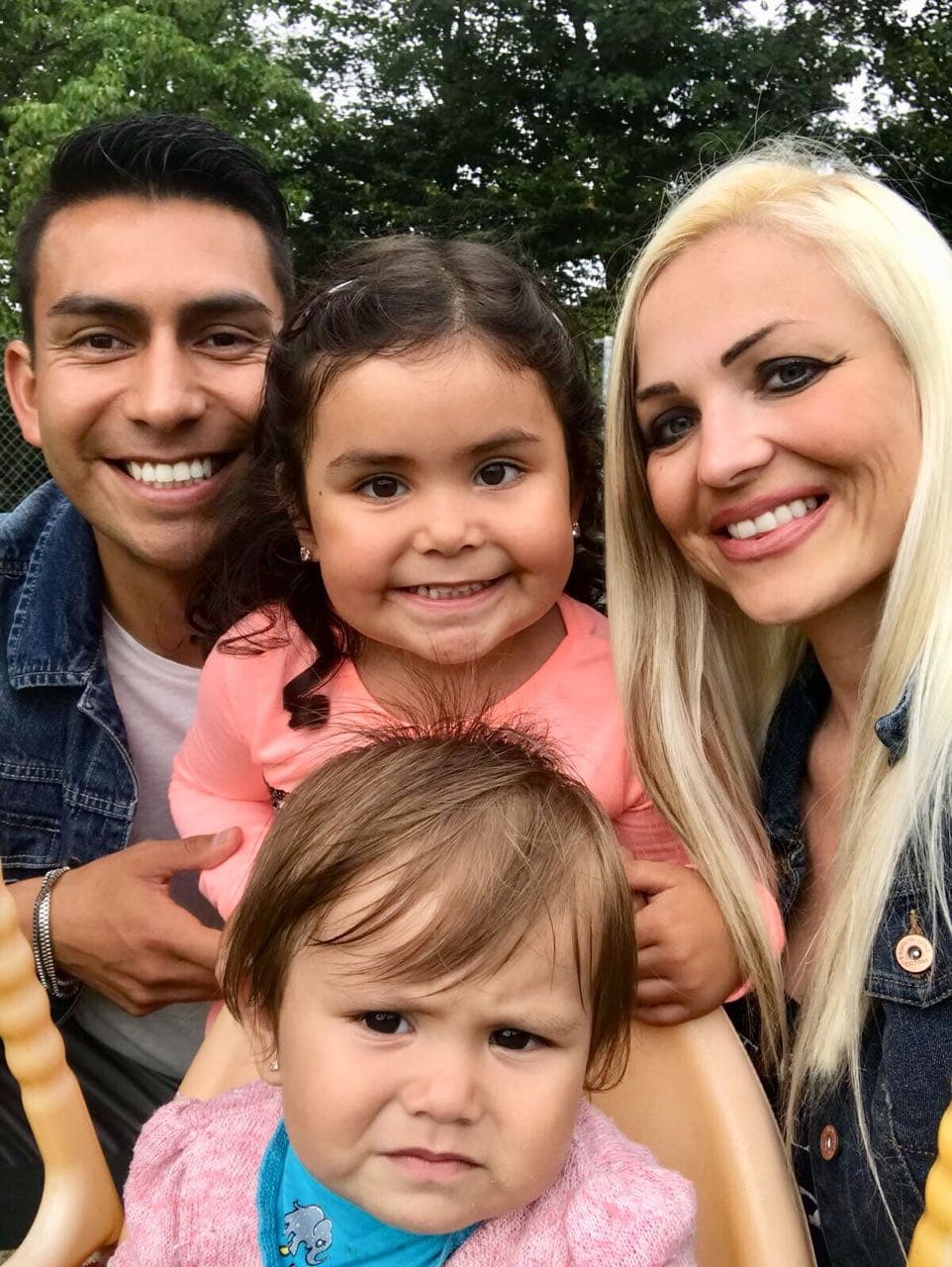 Hiram Mondragón conoció en unas vacaciones familiares a Melanie hace años, ella era extranjera. Luego de fraternizar, se escribían y llamaban por teléfono a menudo para seguir en contacto.