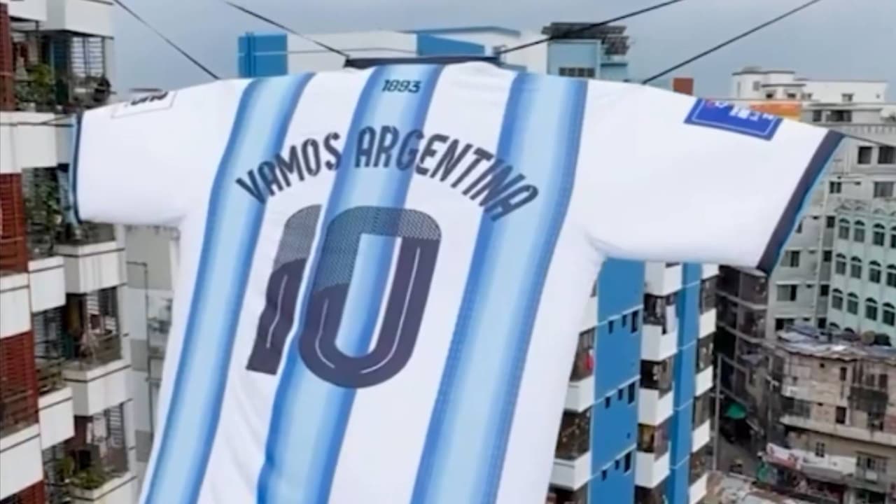 Playera gigante de Argentina aparece en calles de Bangladesh antes del debut contra Argelia