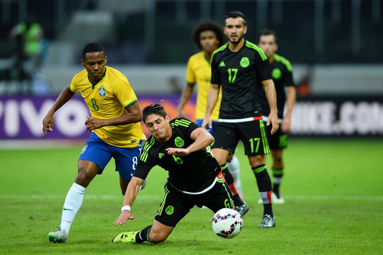 Minutos después los jugadores de Brasil se desquitarían cometiéndole faltas al volante mexicano.