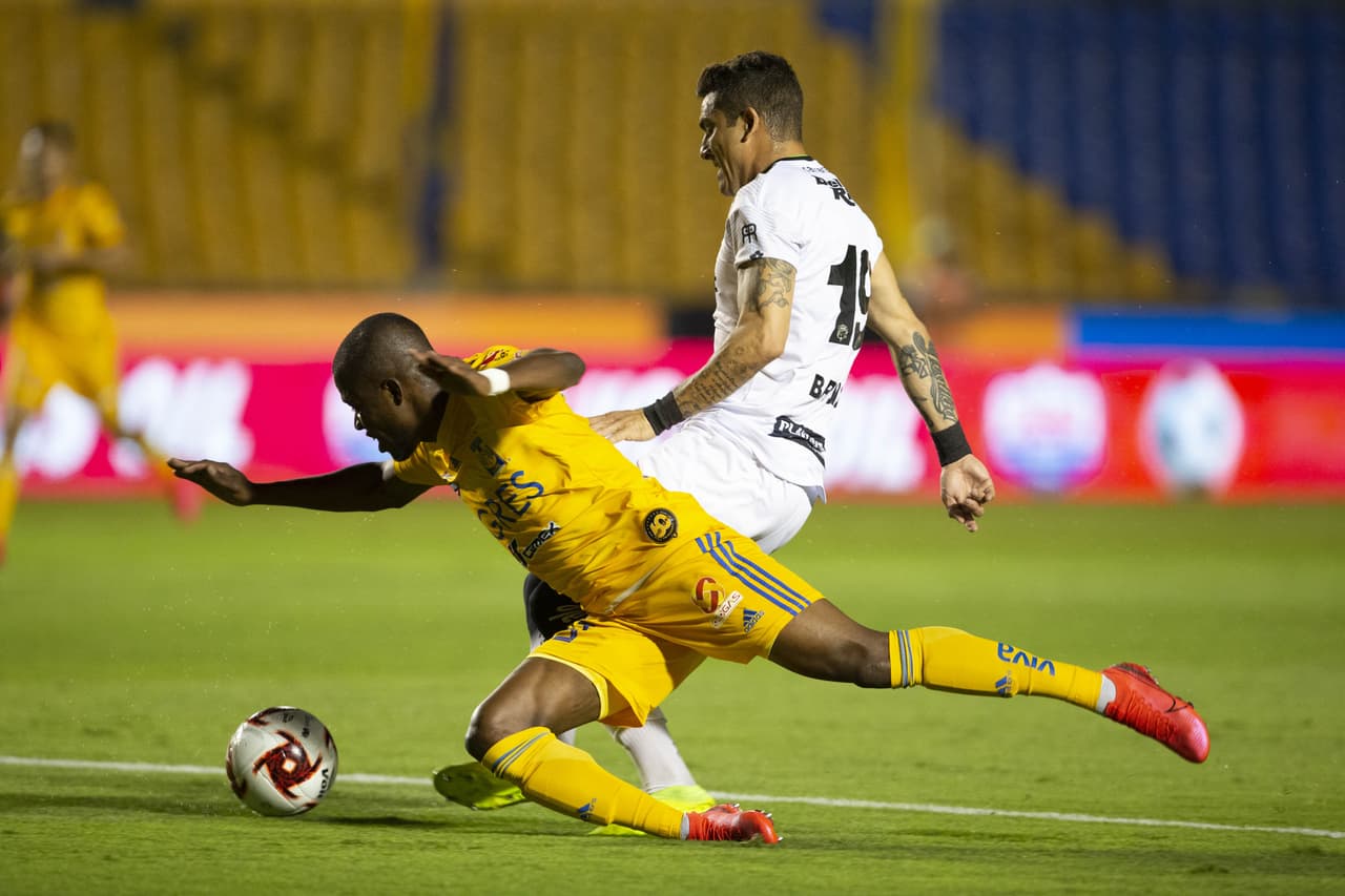 Enner Valencia cae en el área y pide penal, pero el árbitro decide no marcar nada.