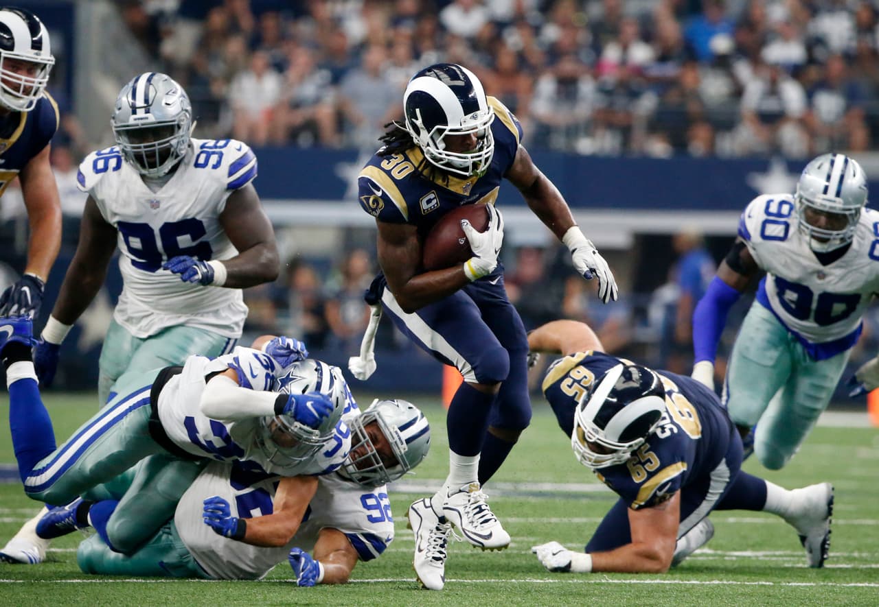 Todd Gurley fue la diferencia en un juego con polos opuestos en sus dos mitades. En la primera, los Cowboys controlaron el ovoide y vieron a ‘Zeke’ romper el plano en par de ocasiones.