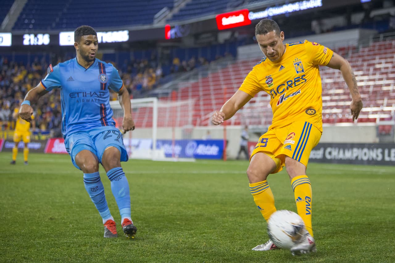 Jesús Dueñas no quiere peligro en su arco y divide el balón.