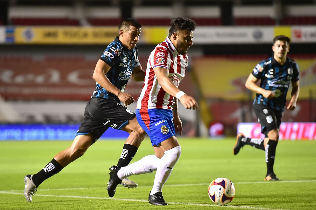 Querétaro y Chivas empatan 2-2 en La Corregidora y se conforman con un puntos. Ambos equipos se quedan con 11 puntos, pero Chivas ese sitúa en la décimo lugar mientras que los Gallos se quedan con la doceava posición.