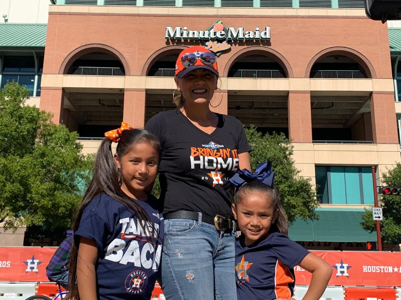 Ya se vive el color de la Serie Mundial en Houston, donde la gente convive desde temprano previo al primer juego entre Astros y Nationals.