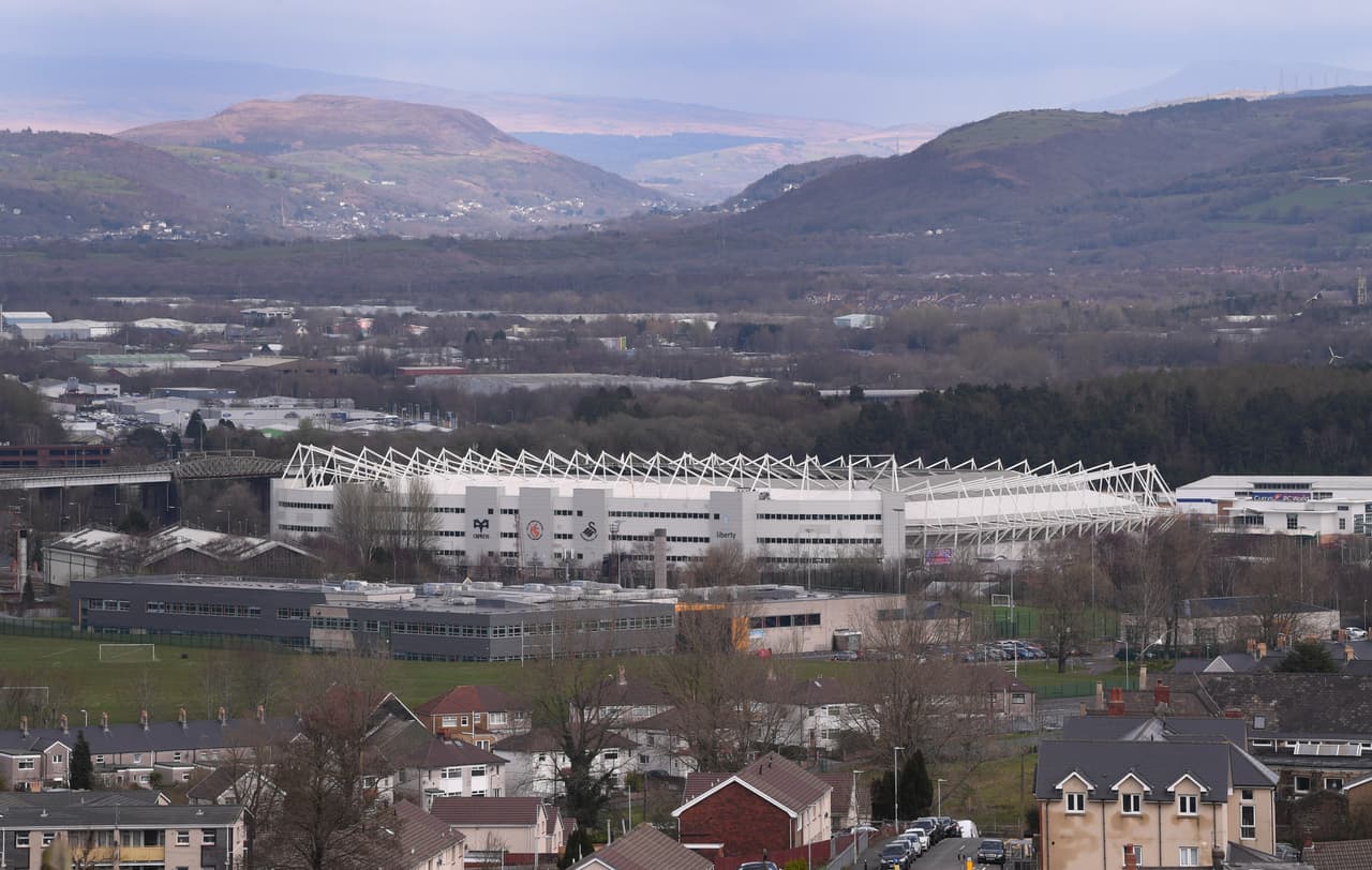 Un paisaje desierto y ahí sobresale la estructura del Liberty Stadium, estadio del Swansea City Football Club.