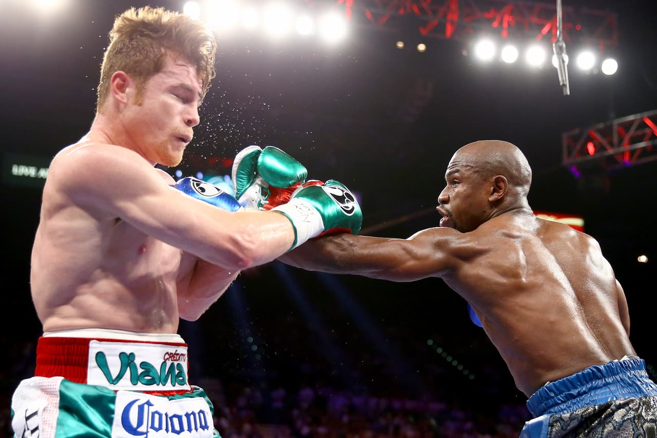 Un joven ‘Canelo’ Álvarez enfrentó al veterano Floyd Mayweather Jr en 2013. El desenlace fue muy polémico dado que el mexicano ganó, a lo mucho un round, pero los jueces otorgaron una decisión mayoritaria en favor del estadounidense.