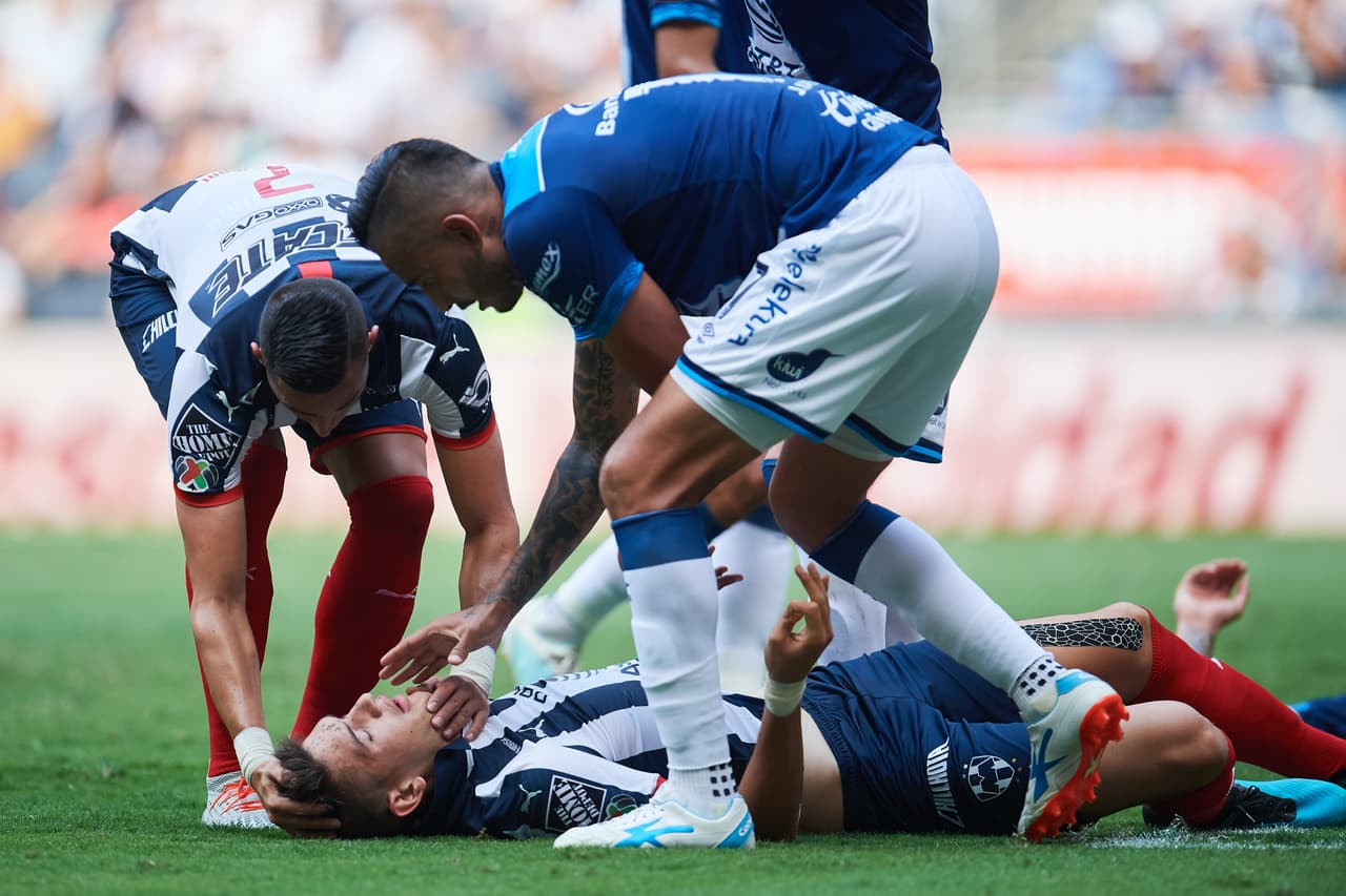 César Montes se conmociona y abandona el partido
