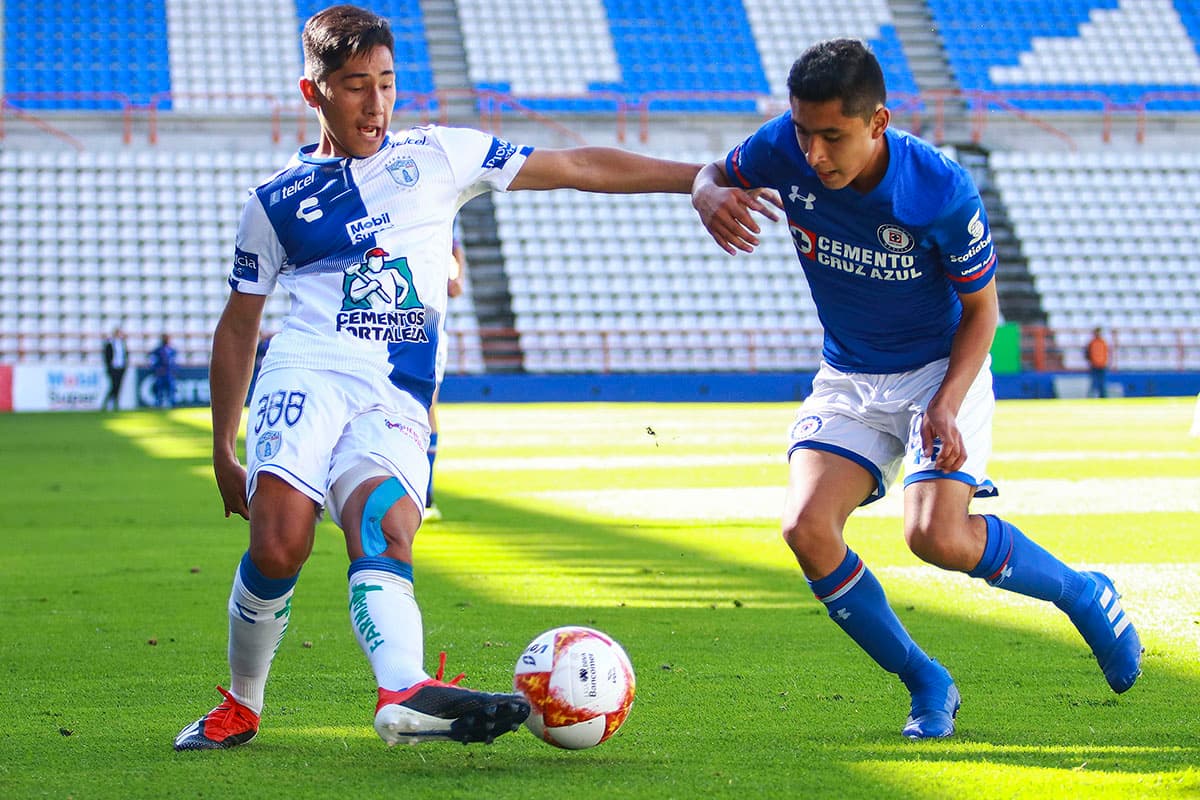 Rafael Palma del Pachuca (izquierda) y Brayan Moctezuma (derecha) en disputa del balón durante la Final.