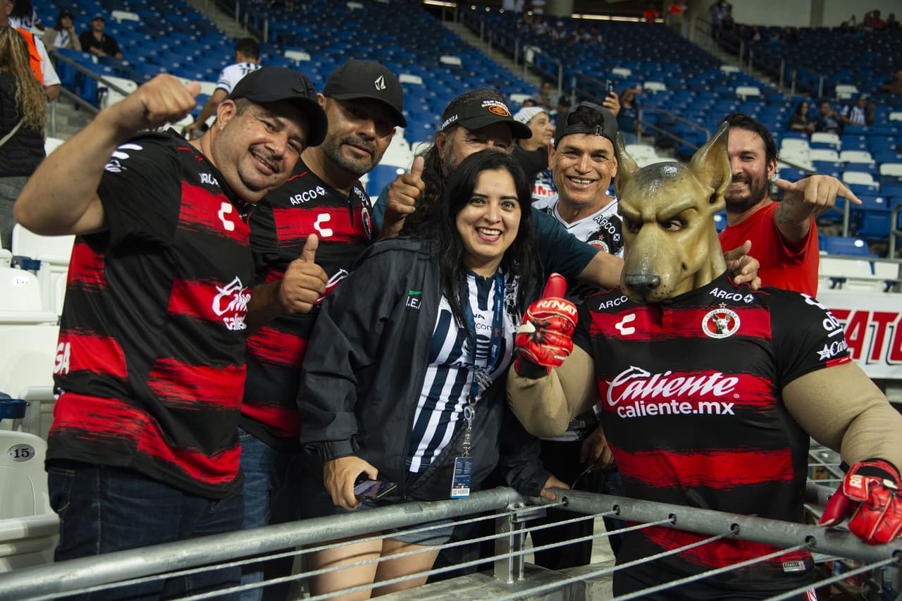 La afición comenzó a apoderarse de las gradas y se mostraba buen ambiente.