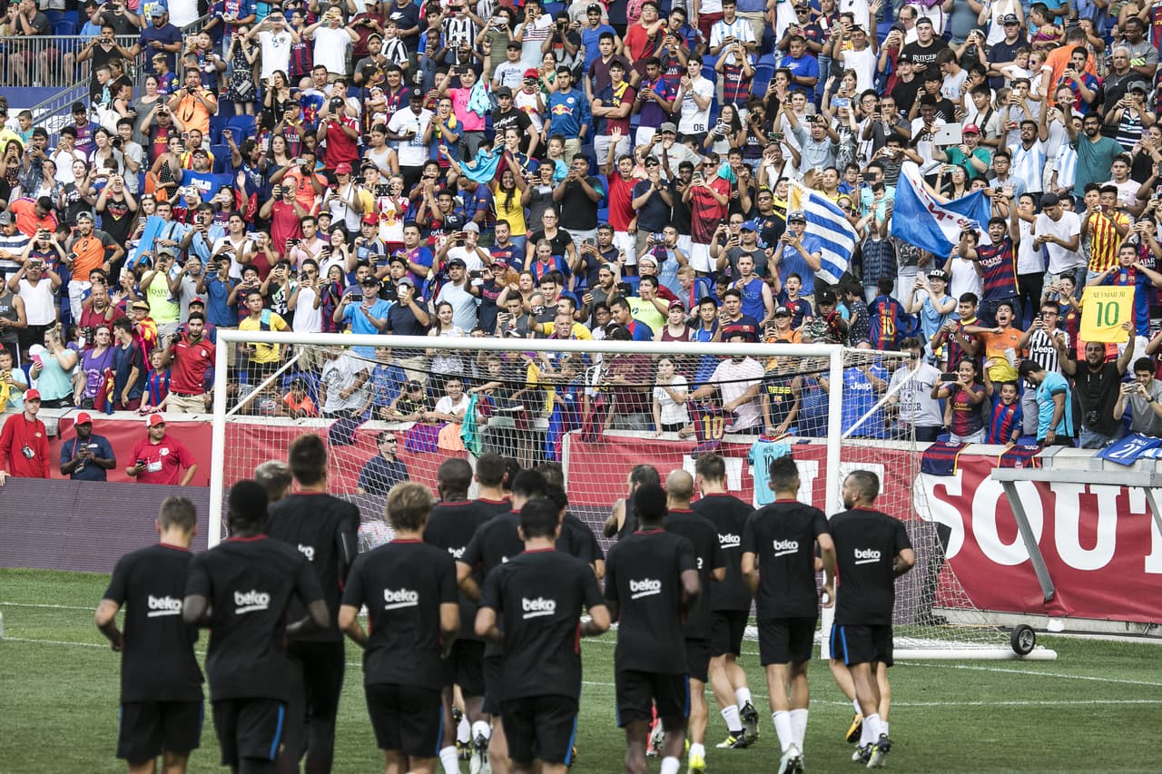 Entre un calor apabullante y los gritos atronadores de los fanáticos culés, el Barcelona realizó su entrenamiento de cara a la pretemporada que estrena el sábado contra la Juventus.