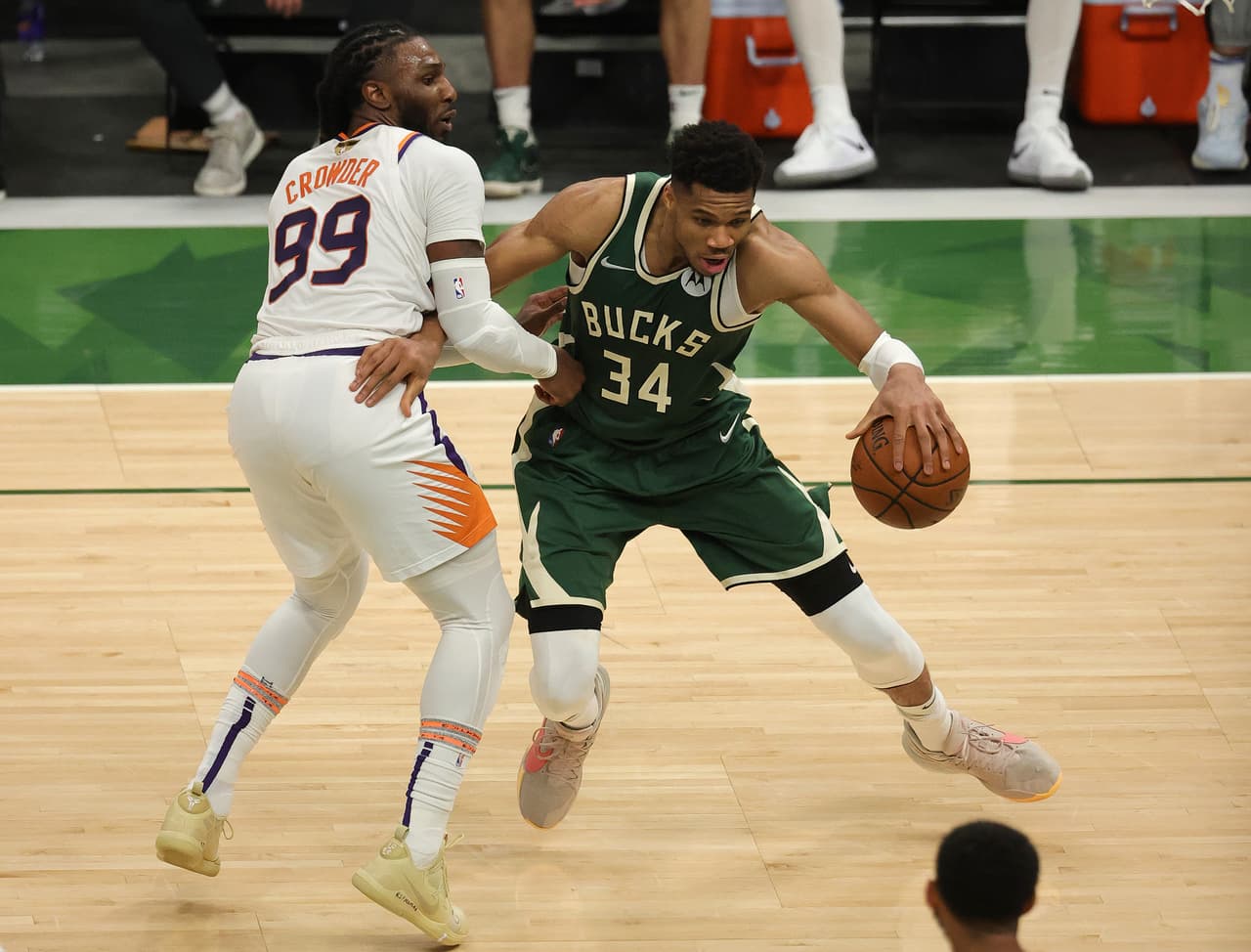 Giannis Antetokounmpo estuvo en plan grande y guió a los Bucks a vencer a Phoenix y anotarse su primer triunfo en las Finales.