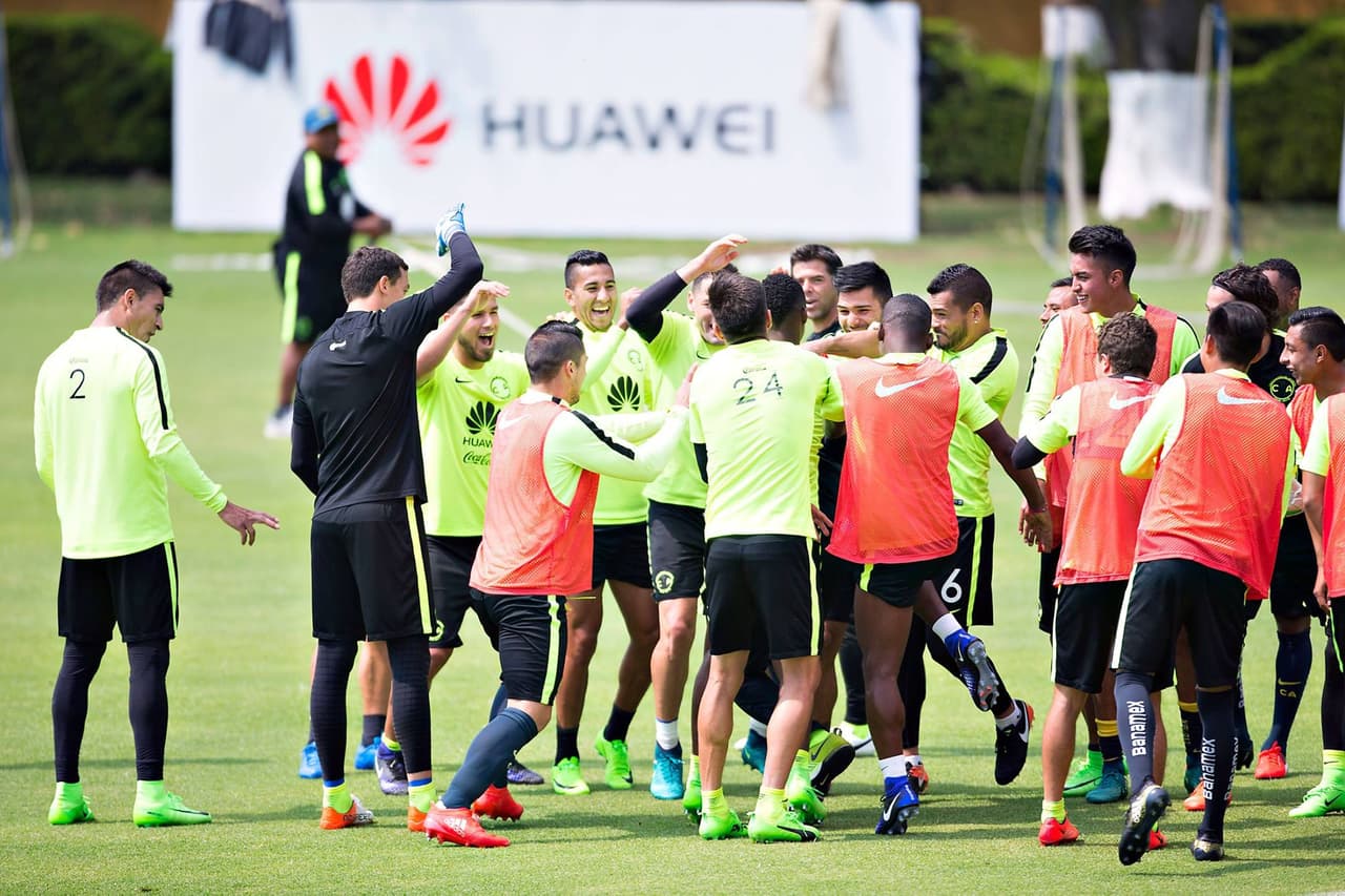 El técnico del América cumplió 65 años y en las instalaciones del club le cantaron las famosas ‘Mañanitas’ y se llevó un pastelazo por parte de todos los jugadores, así como la clásica ‘fila india’.