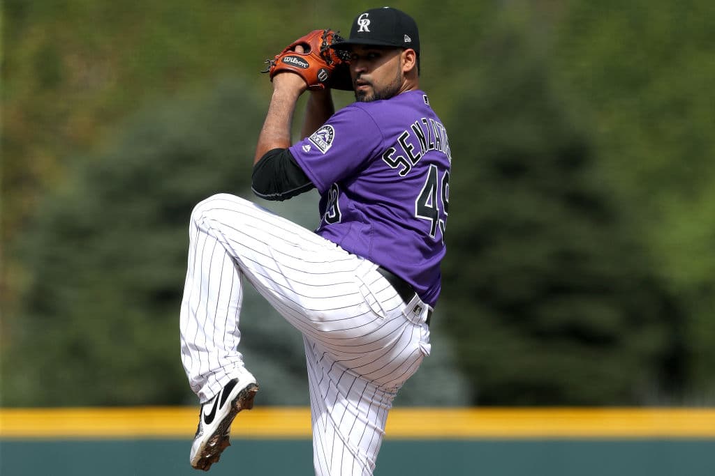 El venezolano Antonio Senzatela tuvo una mala salida al transitar 4.2 innings, en los que le dieron 5 hits, una carrera, dio tres boletos y abanicó a cuatro. Salió sin decisión.