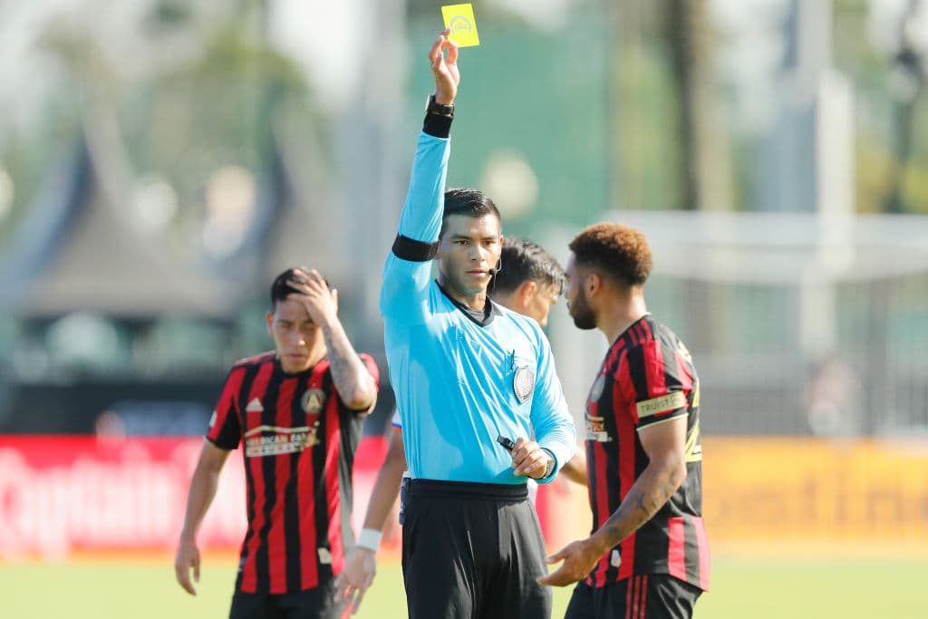 Más tarde el árbitro marcaba un penal a favor de los de Cincinnati. Después de revisar la jugada, se decidió que existía un fuera de lugar previo. Al final no hubo jugada de peligro.