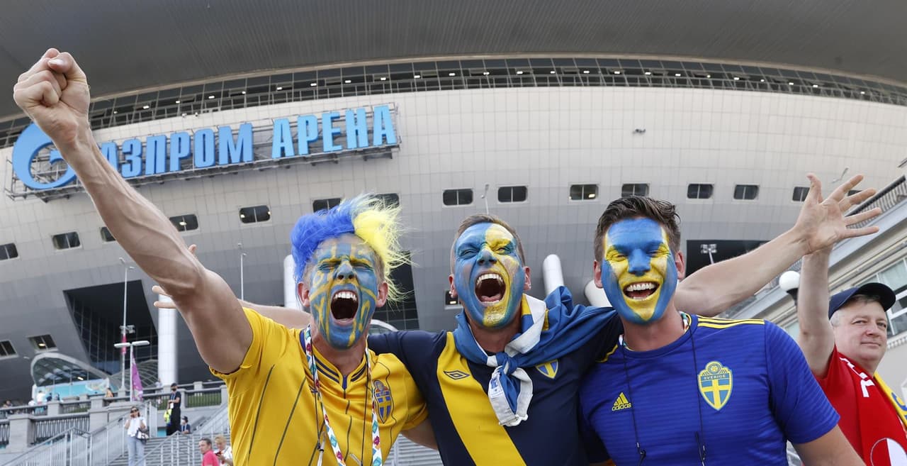 Con banderas, pelucas, anteojos y caras muy coloridas, así se vive la pasión en las tribunas previo a los choques de España-Eslovenia y Suecia-Polonia.