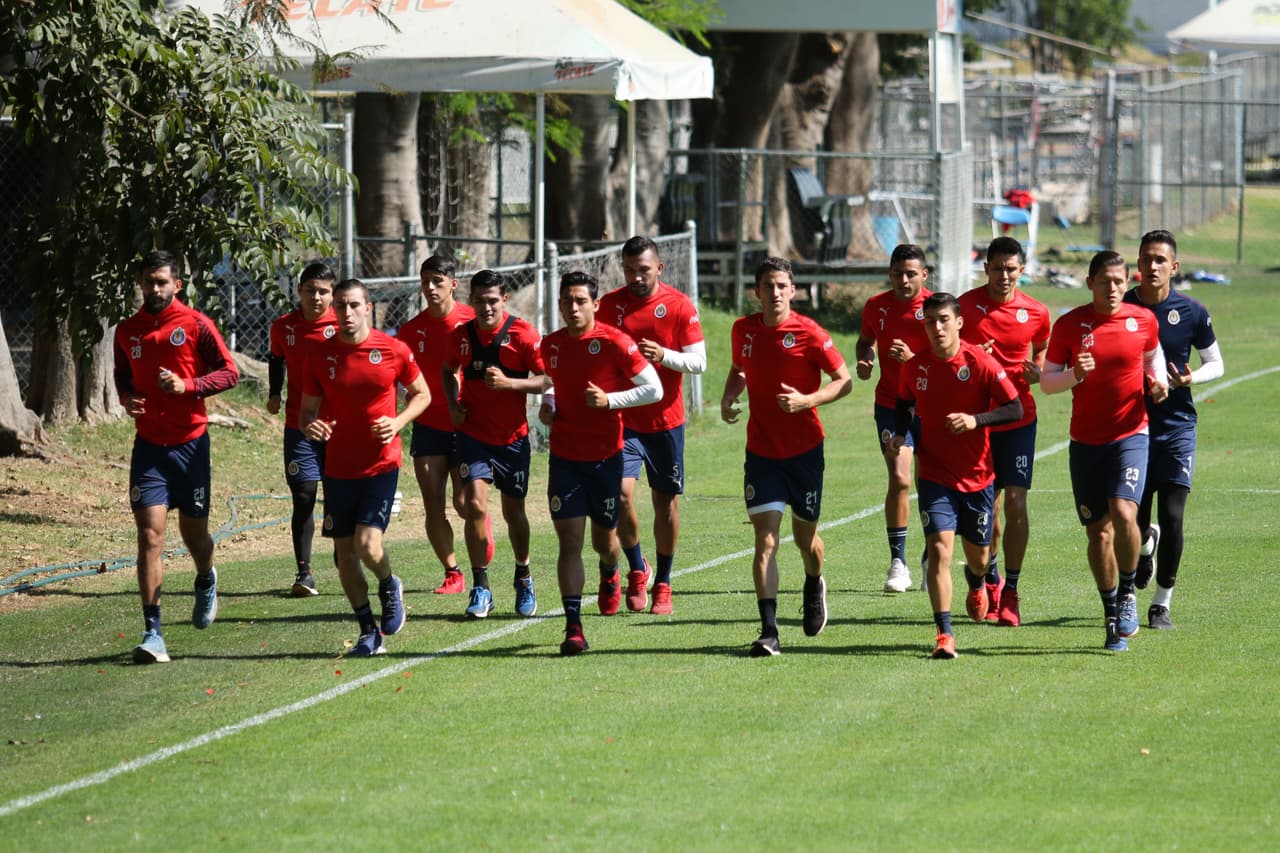 El semblante en el entrenamiento de Chivas de Guadalajara en Chivas Verde Valle es un reflejo de la situación futbolístic del equipo, una crisis que el técnico Tomas Boy aún no logra revertir.