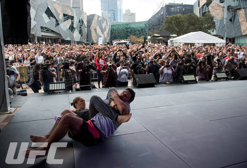 Ronda Rousey enseñó sus armas en Australia de cara a su combate contra Holly Holm este 14 de noviembre en Australia.