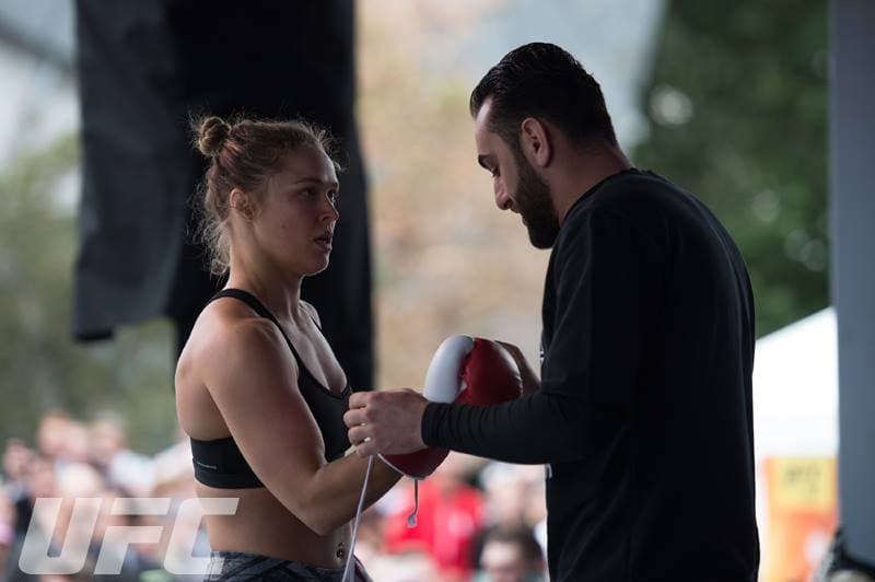 Ronda Rousey enseñó sus armas en Australia de cara a su combate contra Holly Holm este 14 de noviembre en Australia.