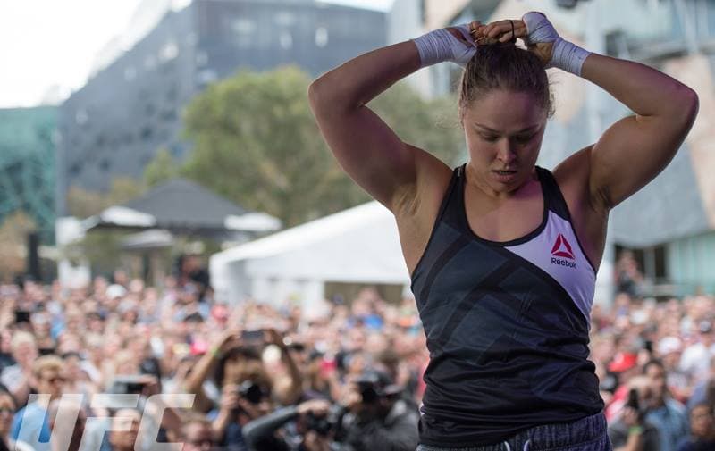 Ronda Rousey enseñó sus armas en Australia de cara a su combate contra Holly Holm este 14 de noviembre en Australia.