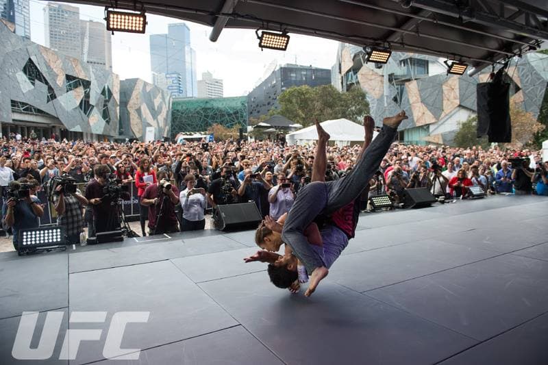 Ronda Rousey enseñó sus armas en Australia de cara a su combate contra Holly Holm este 14 de noviembre en Australia.