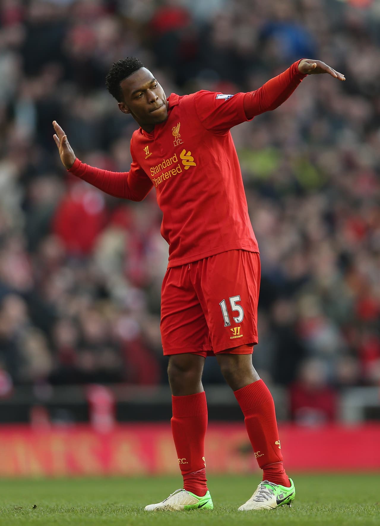 Daneil Sturridge tiene un baile que realiza cada vez que anota gol. Confesó que hace baile porque ponerse la playera sobre la cabeza cuando hace gol le trae muchas multas, por lo que decidió cambiarlo a un baile muy ‘pegajoso’.