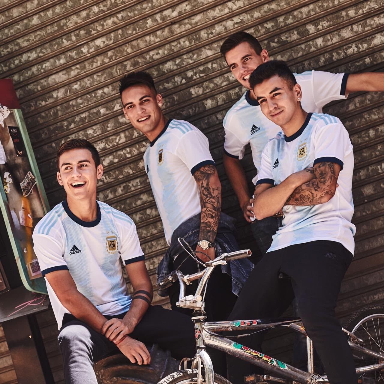 Las franjas más gruesas, el azul naval y el blanco vuelven a ser los principales atractivos de la playera de la selección Argentina, cuyo lanzamiento tuvo a Lionel Messi, Paulo Dybala, Lautaro Martínez, Ángel Correa.