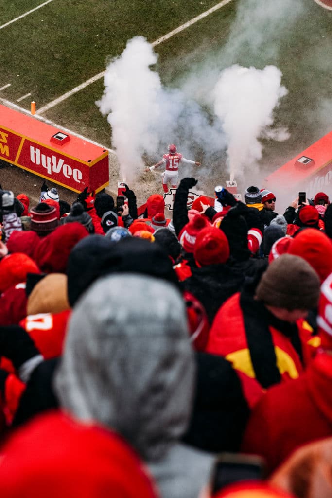 Los fanáticos 'calentaron' la salida de los Kansas City Chiefs.