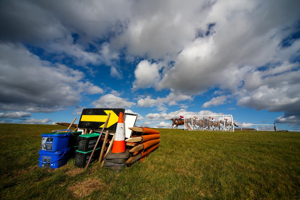En el rigor de las competencias muchas veces aparecen postales deportivas, que como en este caso en una competencia de equitación en Wincanton (Inglaterra) ofrecen paisajes e imágenes espectaculares.