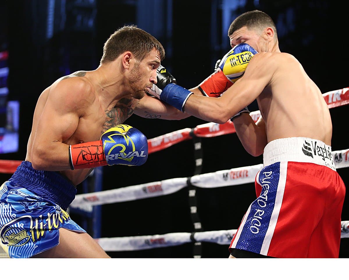 Vasyl Lomachenko golpea a 'Rocky Martínez en ruta a su victoria por TKO.