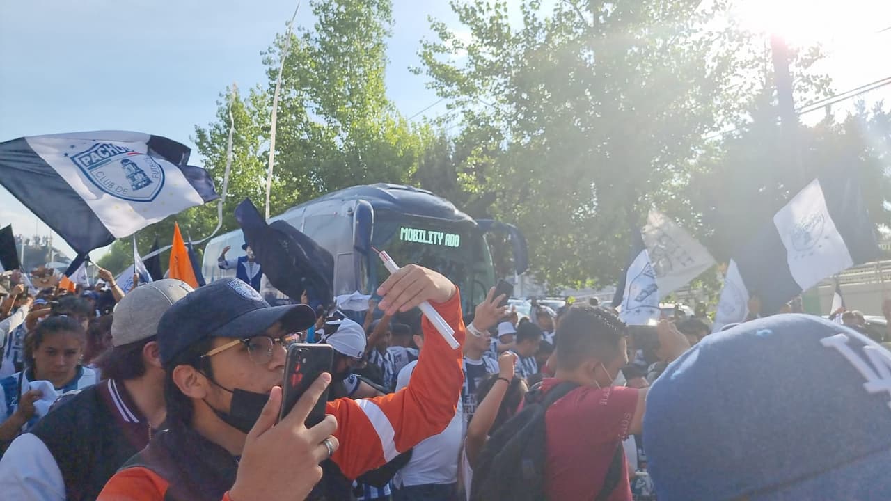 Fans de Atlas y Pachuca llegaron desde varias horas antes al Estadio Hidalgo para poner el ambiente y el color de cara a la Gran Final del Grita México C22 que entregará un Bicampeón o un nuevo monarca de Liga MX.