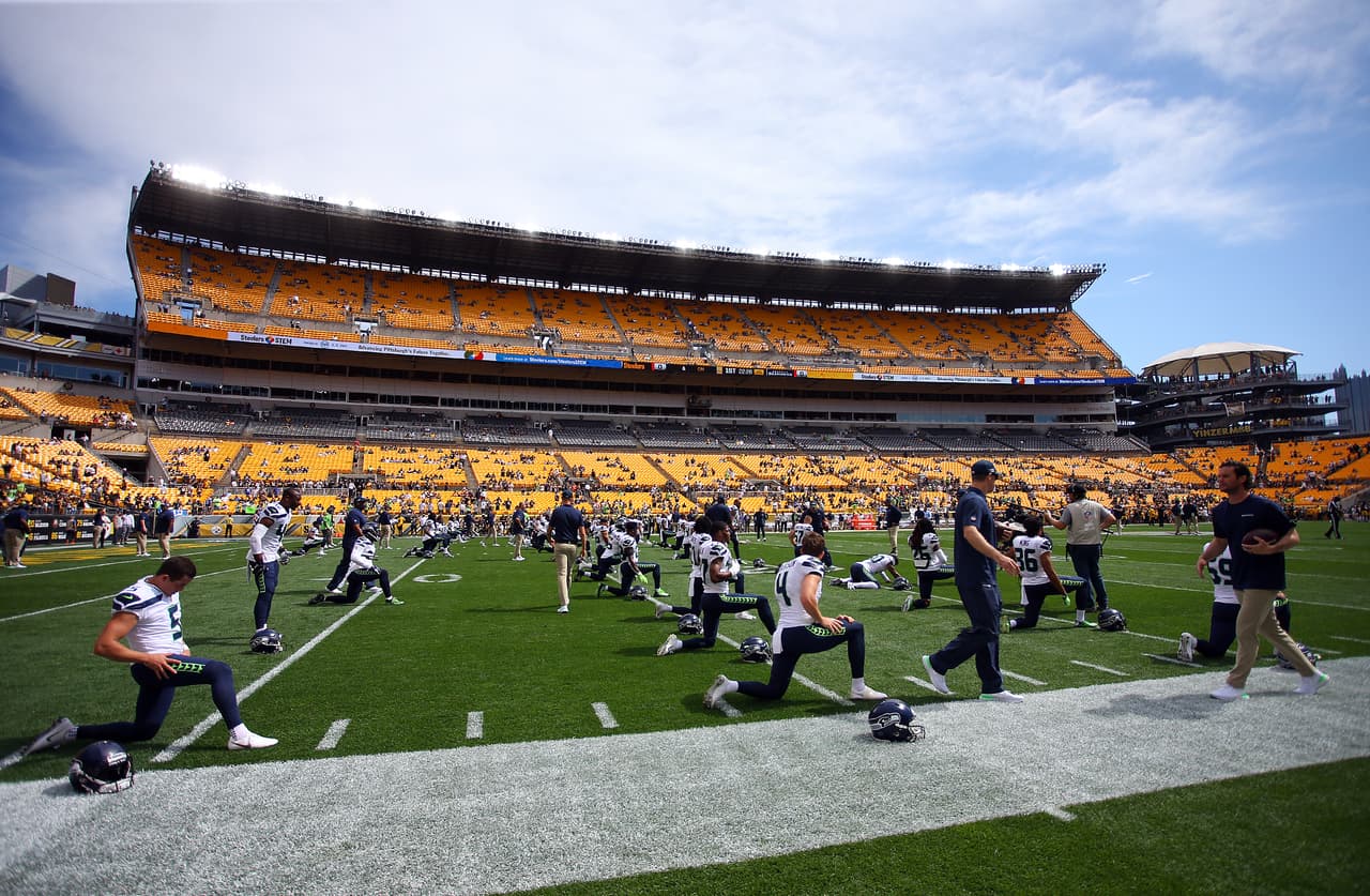 Los Seattle Seahawks calentando.