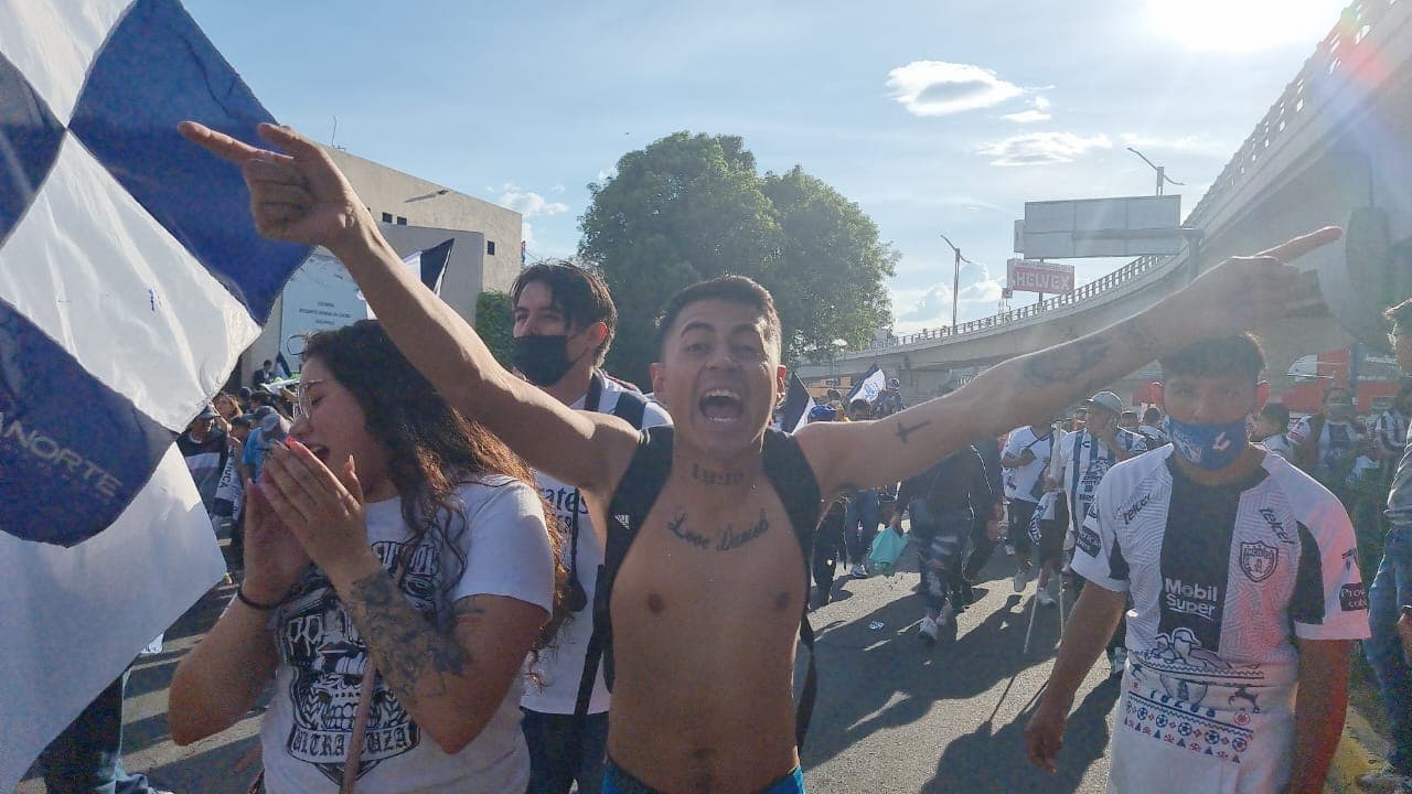 Fans de Atlas y Pachuca llegaron desde varias horas antes al Estadio Hidalgo para poner el ambiente y el color de cara a la Gran Final del Grita México C22 que entregará un Bicampeón o un nuevo monarca de Liga MX.