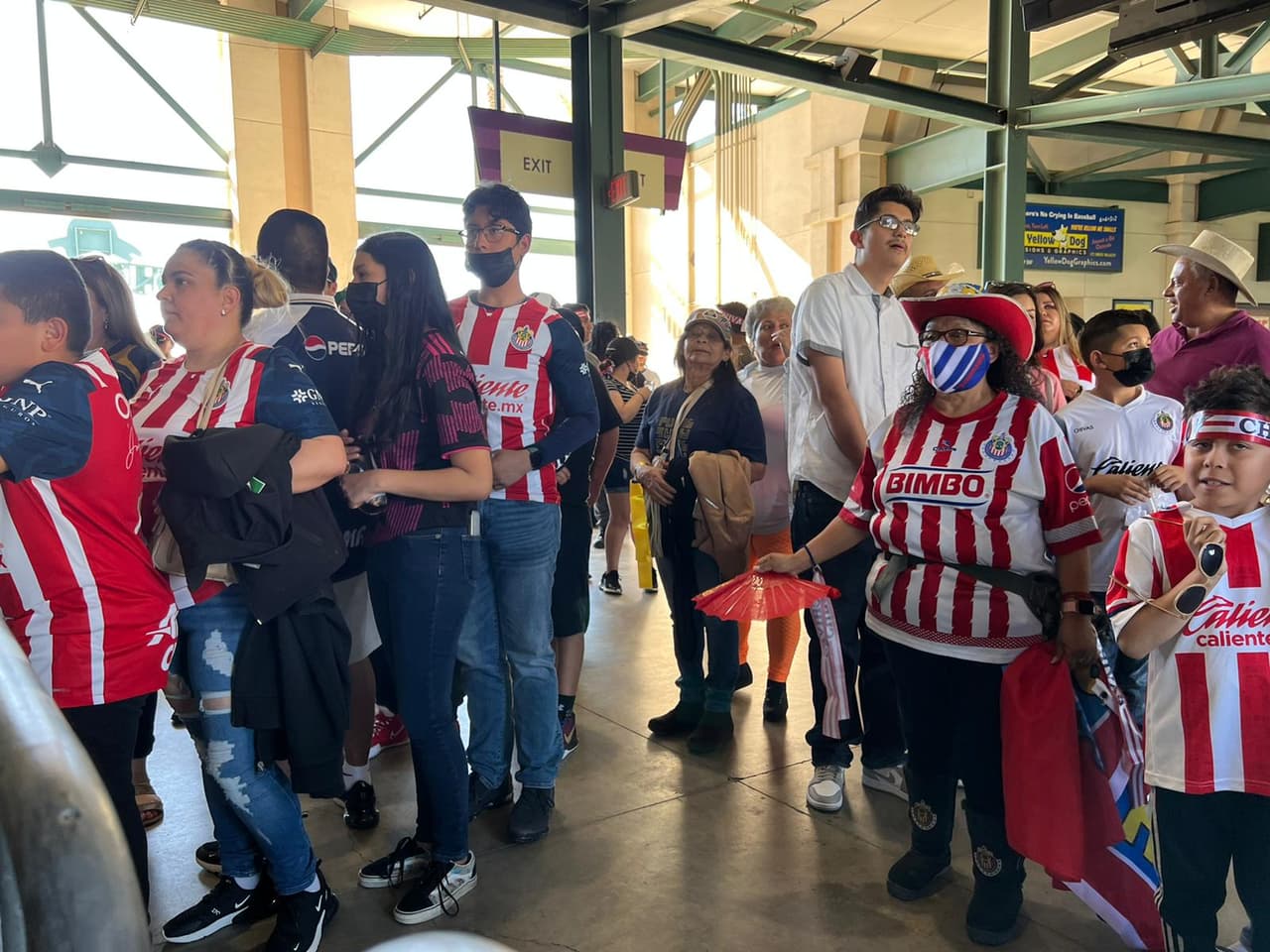 Como se esperaba, tanto chivas como pumas llegaron al campo de juego con los colores rojiblancos del Rebaño Sagrado y el azul y oro de los Pumas universitarios.