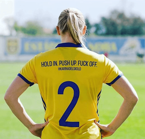 "Agárrate. Empuja. Vete al carajo" - Las jugadoras del equipo sueco eligieron los tuits entre mujeres destacadas de su país en una iniciativa de la Federación de Futbol por entregarle un mensaje inspirador a las jóvenes de su país.