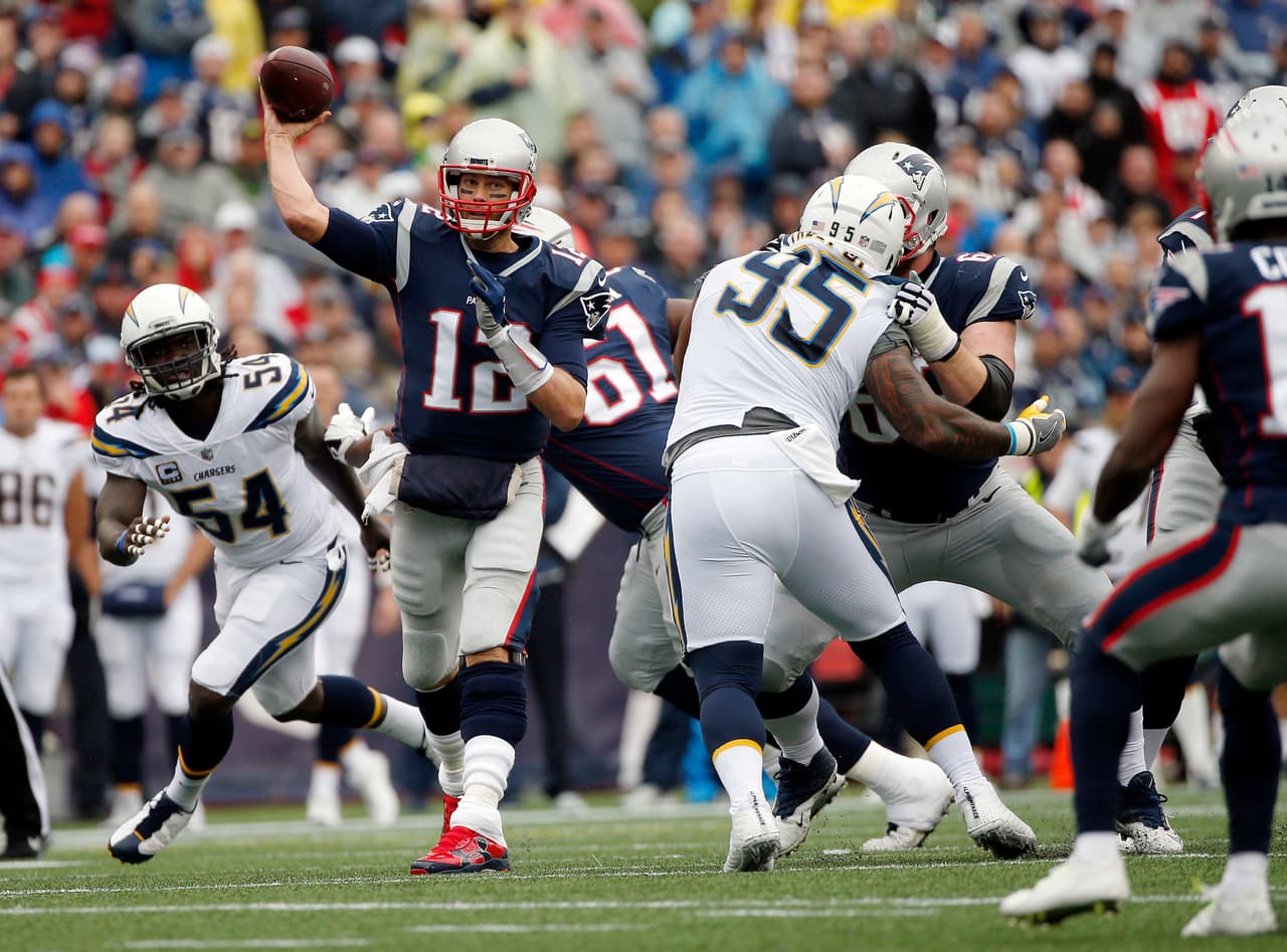 El más reciente enfrentamiento Patriots-Chargers de temporada regular fue el 29 de octubre de 2017, con triunfo de New England por 21-13. Tom Brady (centro, izquierda) tuvo un pase de touchdown y 333 yardas por vía aérea.