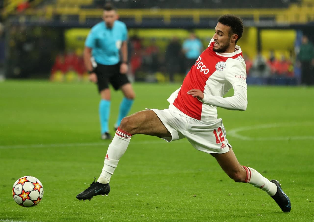 Con goles de Dusan Tadic (72’), Sébastien Haller (83’) y Davy Klassen (90'+3'), el Ajax se impone sobre el Dortmund 2-1 durante la J4 en la UEFA Champions League. El único tanto para el local, fue por parte de Marco Reus de penal al 37’. Edson Álvarez fue titular y jugo la mitad del encuentro.
