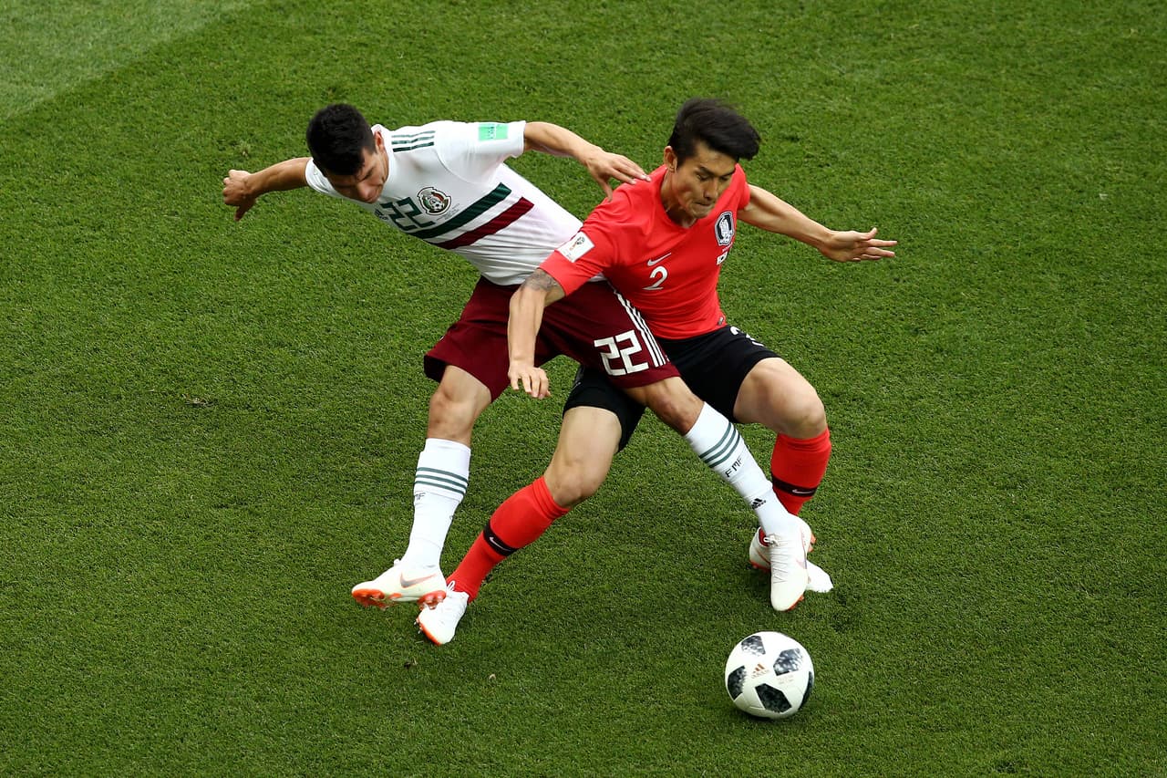 Lozano fue pieza clave en la recuperación del esférico en la media cancha pra México.