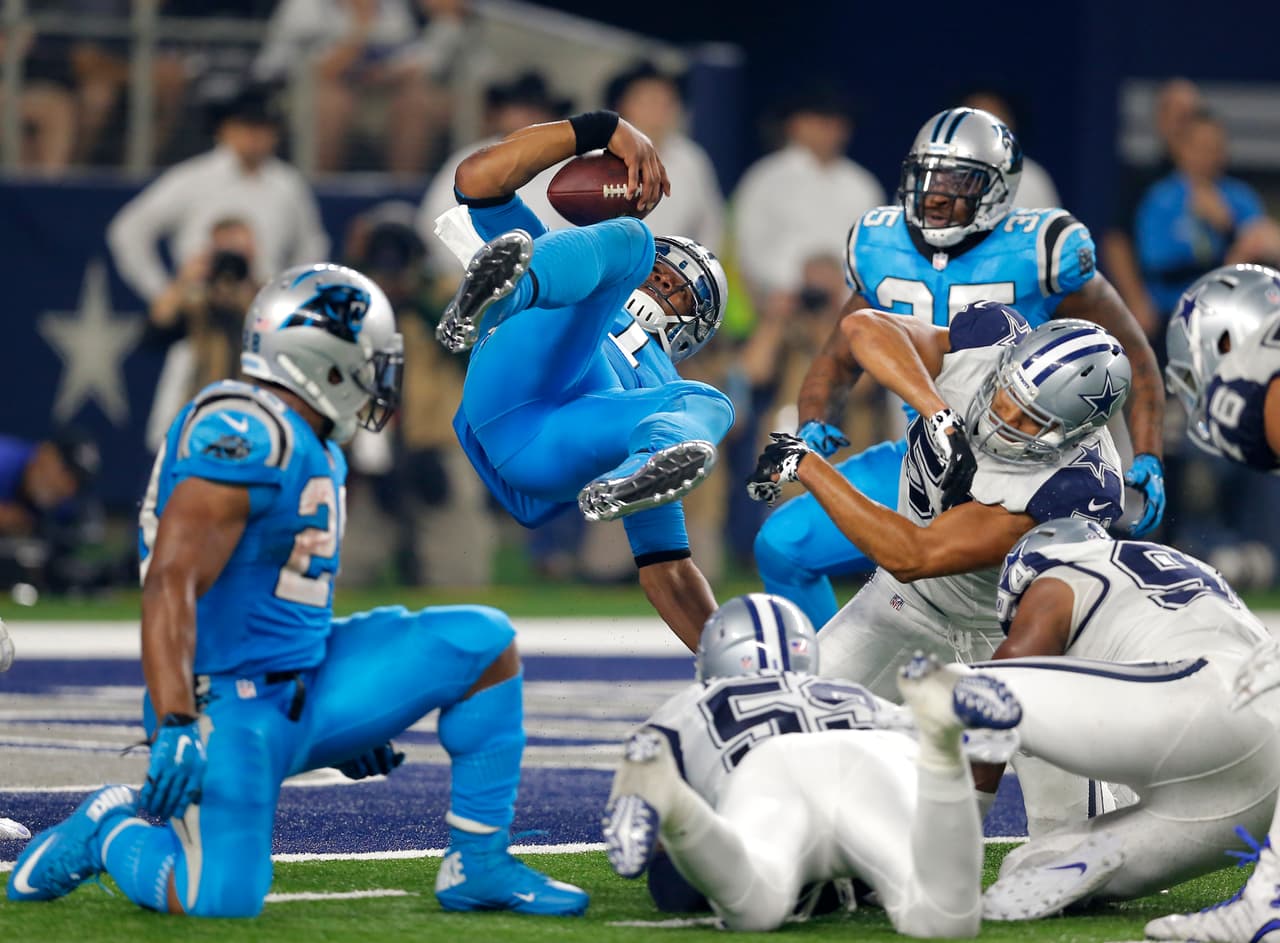 Los Carolina Panthers vencieron 33 - 14 a los Dallas Cowboys en el tradicional partido de Thanksgiving.
