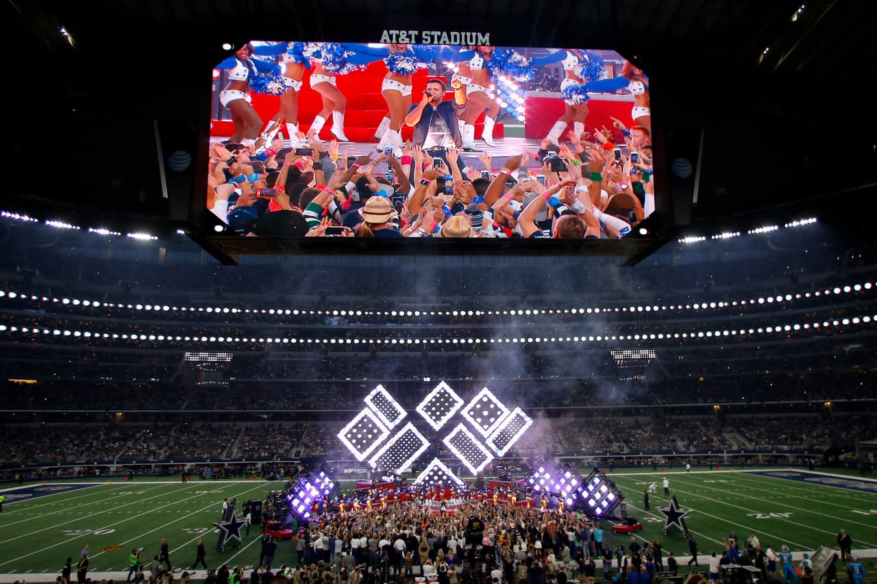 Los Carolina Panthers vencieron 33 - 14 a los Dallas Cowboys en el tradicional partido de Thanksgiving.