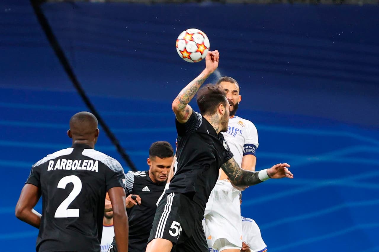 Real Madrid cae en casa ante el Sheriff Tiraspol 2-1 en la fase de grupos de la UEFA Champions League. El equipo moldavo abrió con gol de Jasurbek Yakhshiboev al 25’, pero Karim Benzema igualó el marcador tras cobrar un penalti, pero la visita selló su victoria al 89’ con anotación de Sebastién Thill.