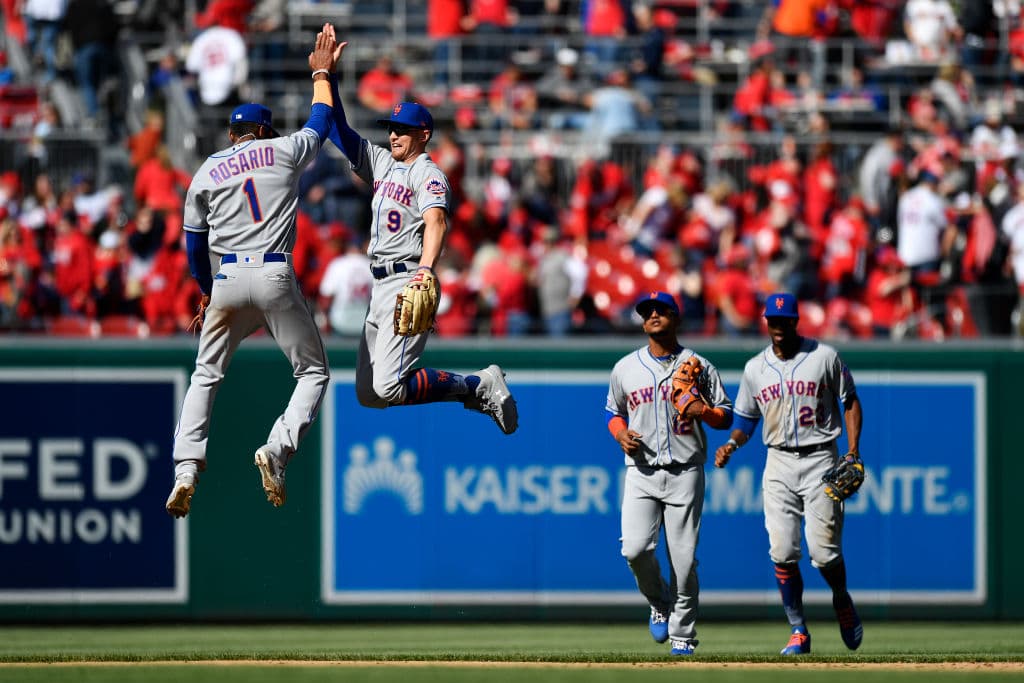 Los New York Mets se respaldaron en el pitcheo de su abridor y en dos oportunos batazos de Robinson Canó para obtener su primera victoria de la temporada 2019 de las Grandes Ligas en Nationals Park ante los Washington Nationals en el Opening Day.