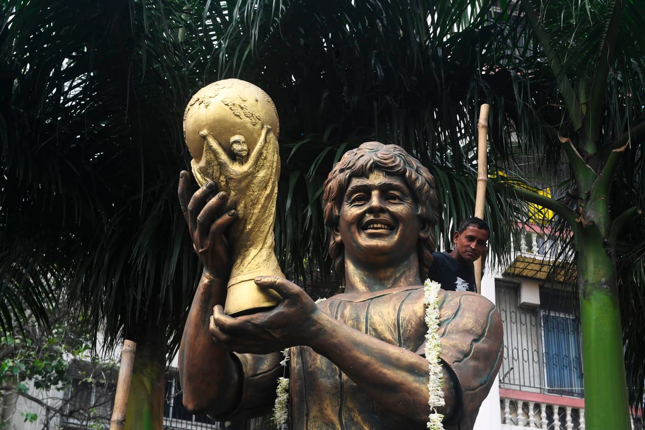 <b><a href="https://www.univision.com/deportes/futbol/diego-armando-maradona-murio-a-los-60-anos-de-edad">Diego Armando Maradona</a></b> murió este miércoles en su casa en Buenos Aires, de un paro cardíaco. Sus restos
<b><a href="https://www.univision.com/noticias/mundo/velatorio-de-diego-armando-maradona-casa-rosada-argentina">están siendo velados en la Casa Rosada</a></b>, sede del gobierno argentino. Trabajadores en Kolkata, India erigieron esta escultura en honor al mítico jugador de fútbol.