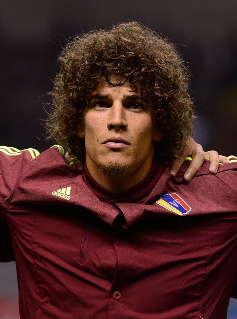 Rolf Feltscher. Posición: Defensa. Equipo :Duisburgo (Alemania). Edad: 25 años. Veces seleccionado: 6. Descripción: Es un lateral veloz y con mucha proyección ofensiva y buen toque. Fue sub campeó europeo Sub-19 con Suiza y optó por jugar con Venezuela en mayores. Ha jugado en Suiza, Italia (Parma) y Alemania en una carrera irregular debido a las lesiones. Ahora es fijo con el Duisburgo de la segunda alemana.