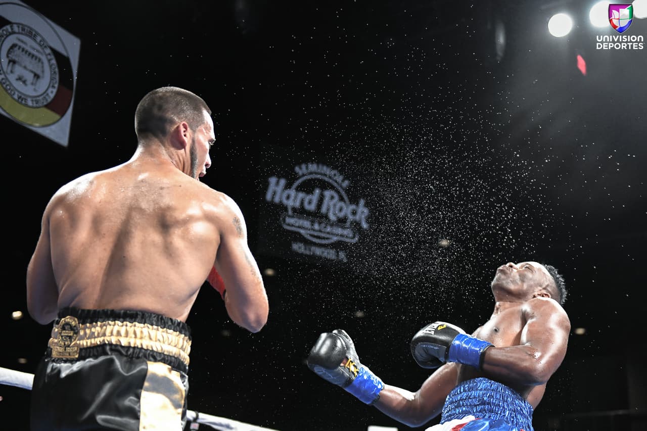 El hijo de la leyenda, oriundo de Fort Lauderdale, Florida, hizo su impresionante debut profesional en peso wélter (1-0, 1 KOs) al detener a su oponente en 2:21 minutos de la cuarta ronda en el Seminole Hard Rock Hotel & Casino de Hollywood, Florida.